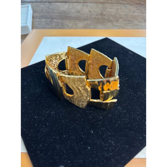 Vintage Gold-Toned Wide Textured Link Bracelet With Wave Design - Picture 14 of 15